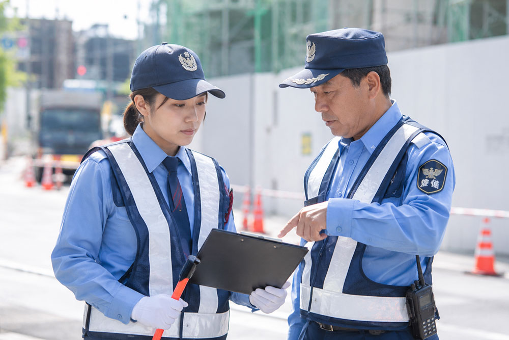 指導を受ける警備員